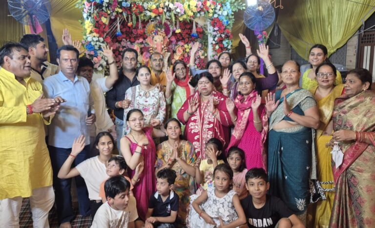 शारदा एन्क्लेव में स्थापित गणेश प्रतिमा में शामिल श्रद्धालु