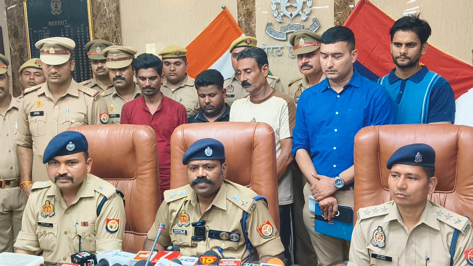 पुलिस लाइन स्थित सभागार में अवैध असलाह तस्करी गिरोह का पर्दाफाश करते एसएसपी बीबीजीटीएस
