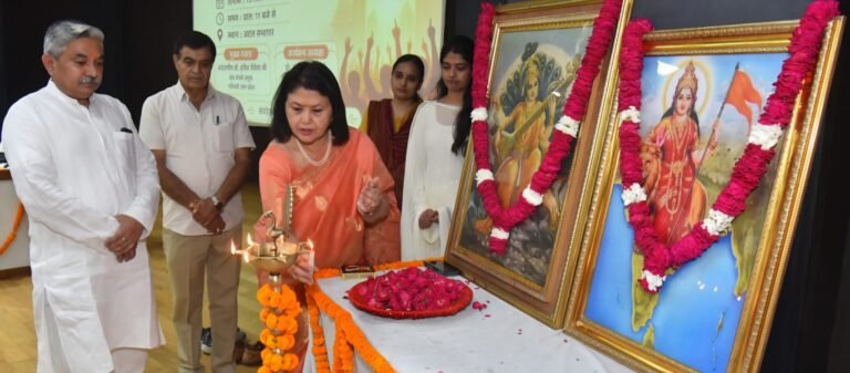 अटल सभागार में आयोजित युवा सांसद कार्यक्रम को दीप प्रज्ज्वलित कर शुभारंभ करती कुलपति प्रो संगीता शुक्ला