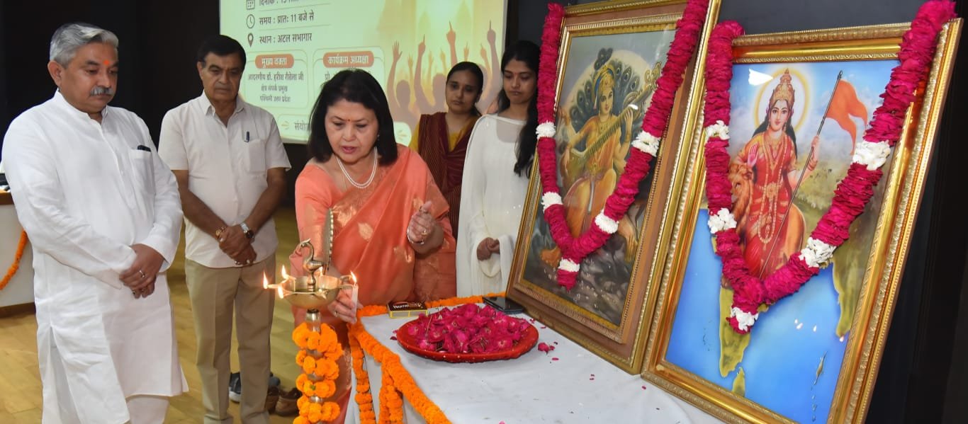 अटल सभागार में आयोजित युवा सांसद कार्यक्रम को दीप प्रज्ज्वलित कर शुभारंभ करती कुलपति प्रो संगीता शुक्ला