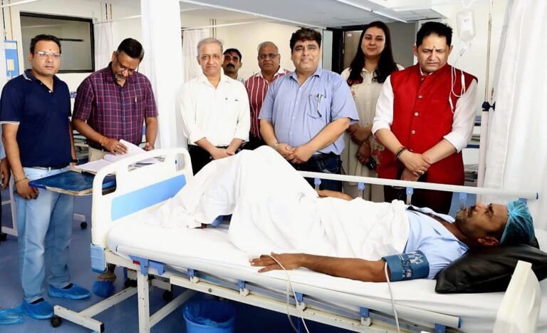 जटिल सर्जरी कर मरीज की जान बचाने वाले डॉक्टरों का पैनल