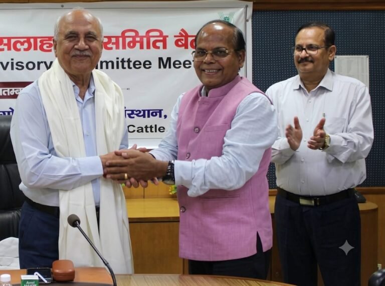 आरएसी की बैठक में डॉ॰ आर के सेठी को अंग वस्त्र पहनाकर किया गया सम्मानित