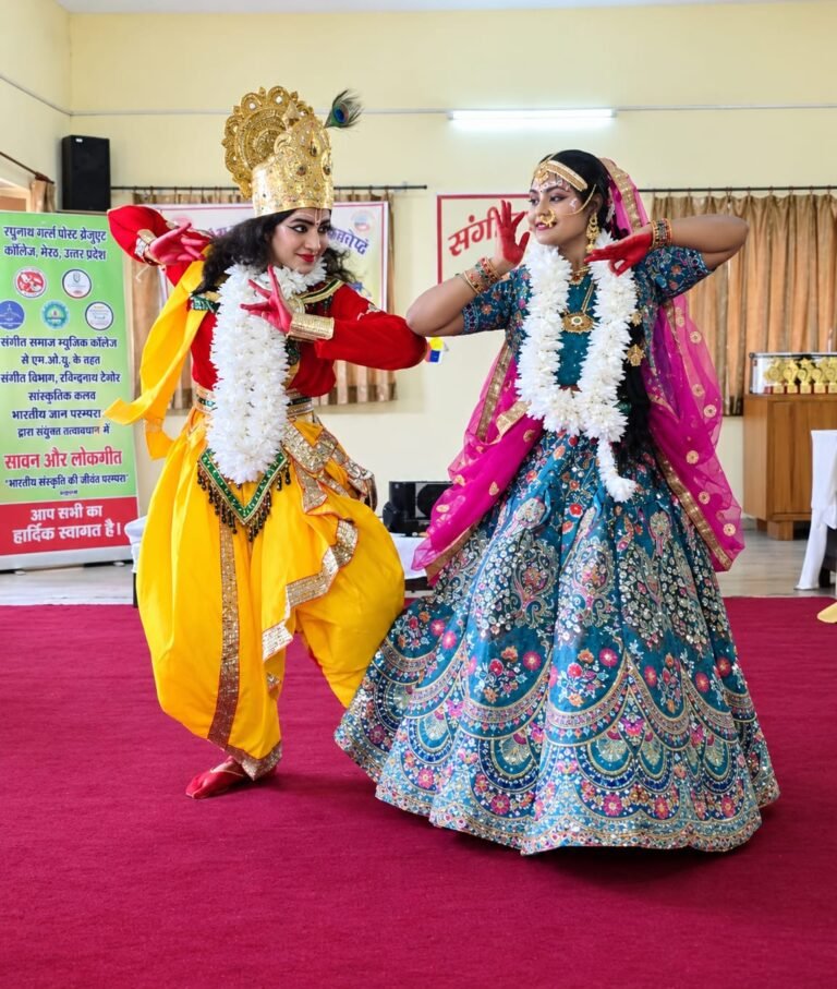 रघुनाथ गर्ग पीजी कॉलेज में आयोजित सावन और लोकगीत कार्यक्रम में छात्राओं ने दी रंगारंग प्रस्तुति
