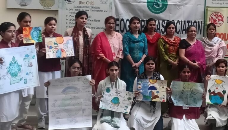 ओजोन दिवस पर रैली निकालती आरजीपीजी, कॉलेज की छात्राएं