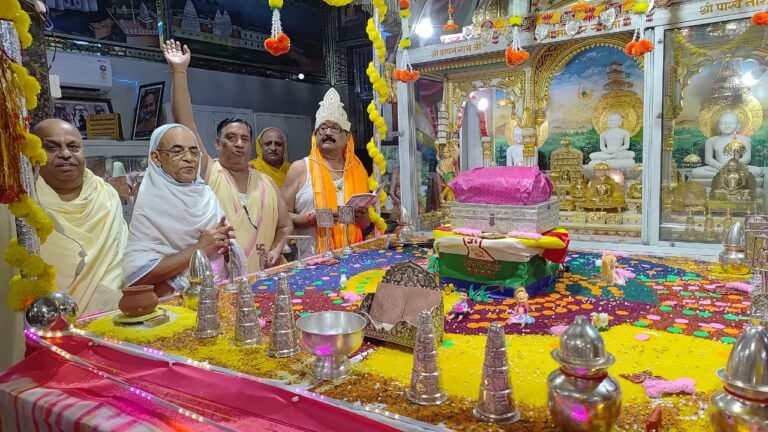 आनंदपुरी स्थित दिगंबर जैन मंदिर में 10 लक्षण महापर्व के अवसर पर धार्मिक अनुष्ठान करते जैन समाज के अनुयायी