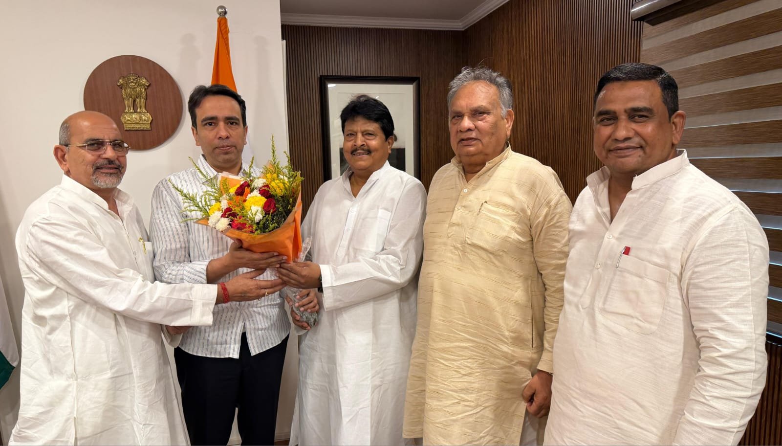 बसपा के पूर्व नेता देवव्रत त्यागी के रालोद में शामिल होने पर बधाई देते जयंत चौधरी