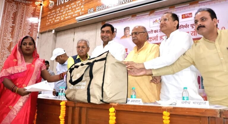 विश्वकर्मा जयंती पर आयोजित कार्यक्रम में महिलाओं को टूल किट वितरित करते उत्तर प्रदेश सरकार में मंत्री सुमेंद्र तोमर