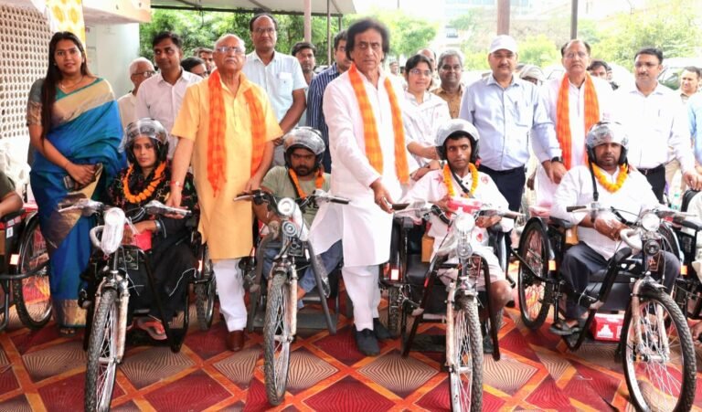 दिव्यांगजनों को सहायक उपकरण वितरित करते मेयर हरिकांत अहुलवालिया एवं कैंट विधायक अमित अग्रवाल