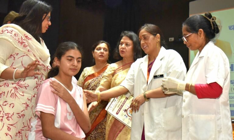 सेवा संकल्प अभियान के तहत सर्वाइकल कैंसर से बचाव के लगाए गए टीके