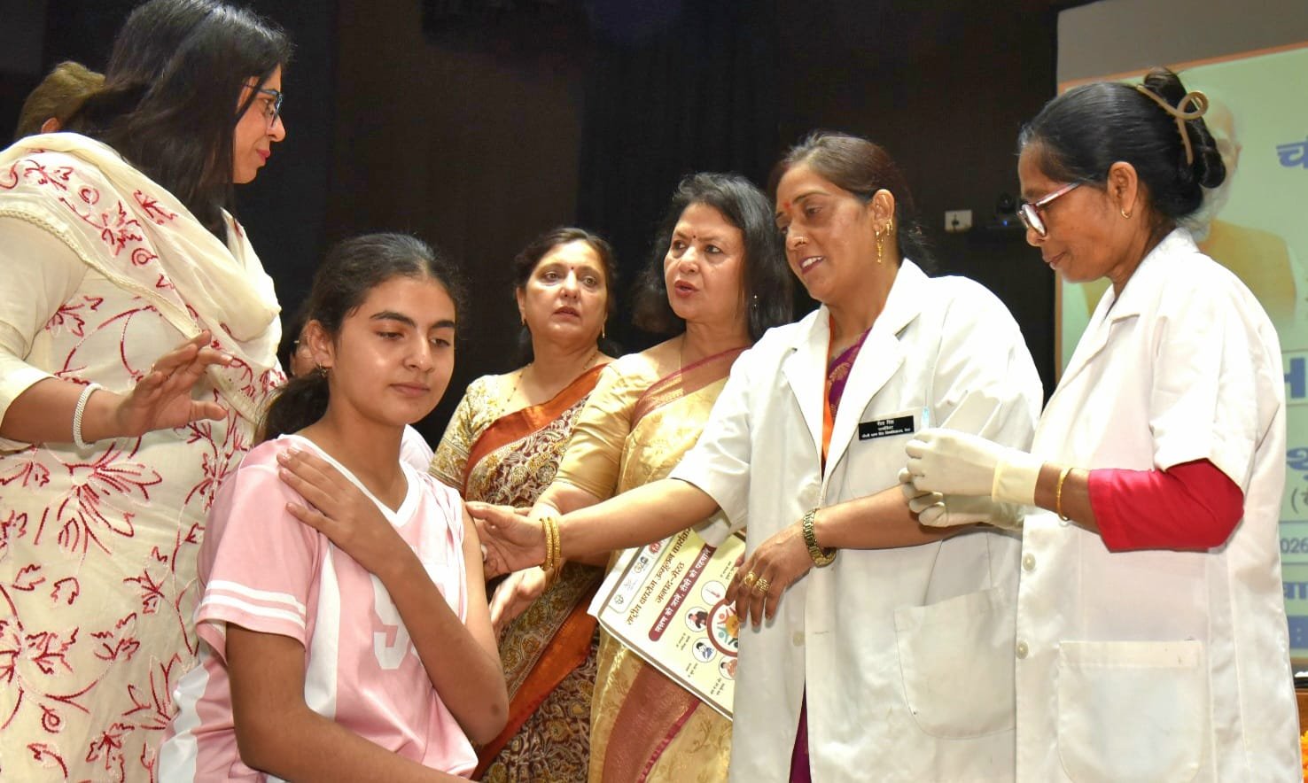 सेवा संकल्प अभियान के तहत सर्वाइकल कैंसर से बचाव के लगाए गए टीके
