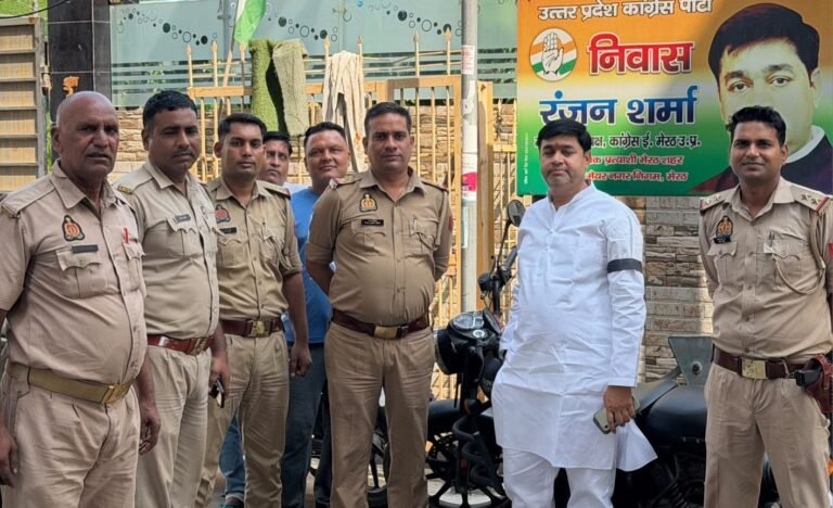 हाउस अरेस्ट के बावजूद जुटे कार्यकर्ता