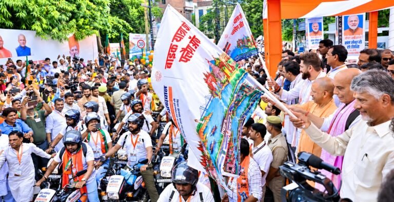 वाराणसी से वडनगर के लिए सेवा संकल्प, बाइक यात्रा को झंडी दिखाकर रवाना करते उत्तर प्रदेश सरकार में मुख्यमंत्री योगी आदित्यनाथ, राजनाथ सिंह एवं चंद्रबाबू नायडू