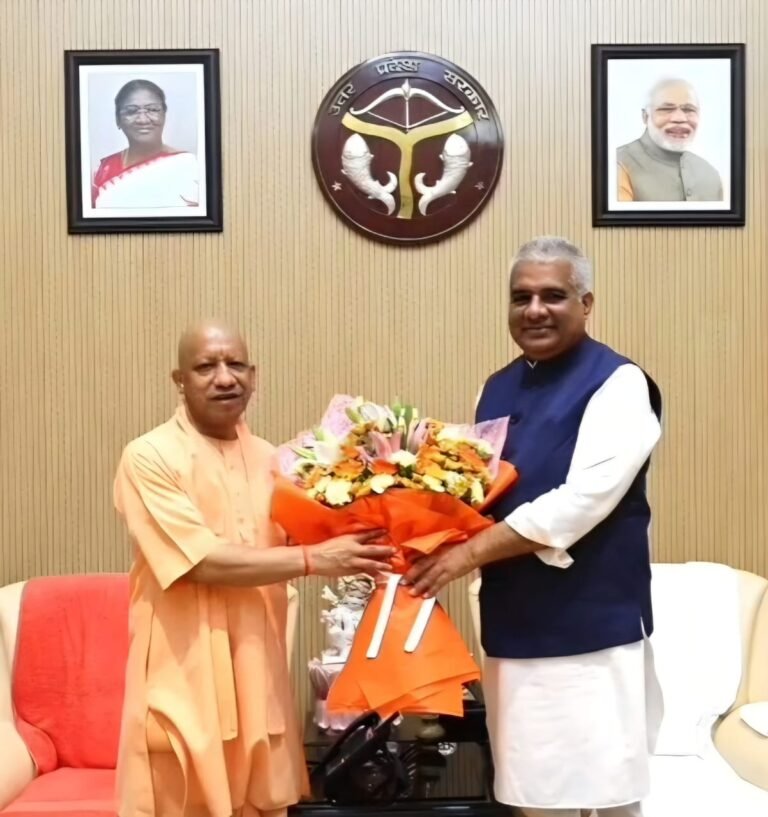 उत्तर प्रदेश मुख्यमंत्री योगी आदित्यनाथ ने शिष्टाचार भेंट करते थे केंद्रीय मंत्री भूपेंद्र यादव