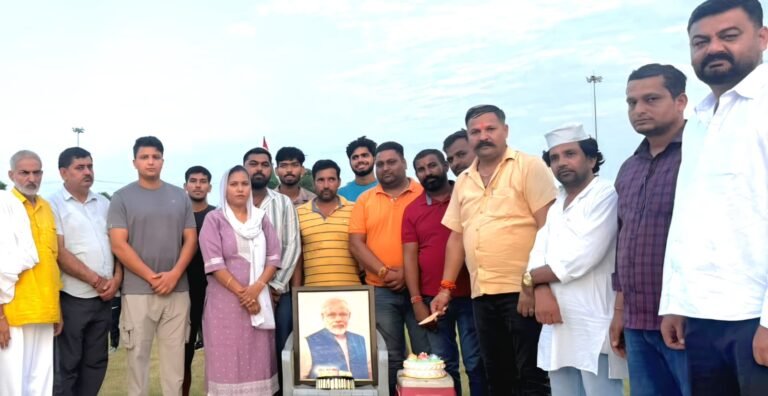 केक काटकर प्रधानमंत्री नरेंद्र मोदी का जन्मदिन मनाते दौराला क्षेत्र के भाजपा पदाधिकारी एवं कार्यकर्ता