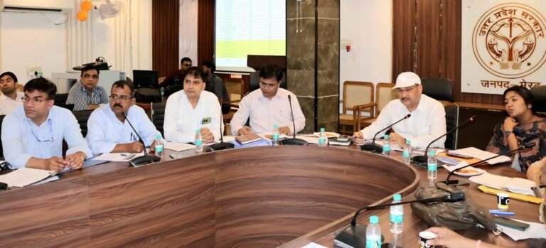 जिला स्वास्थ्य समिति की बैठक में समीक्षा करते जिलाधिकारी डॉ वी के सिंह