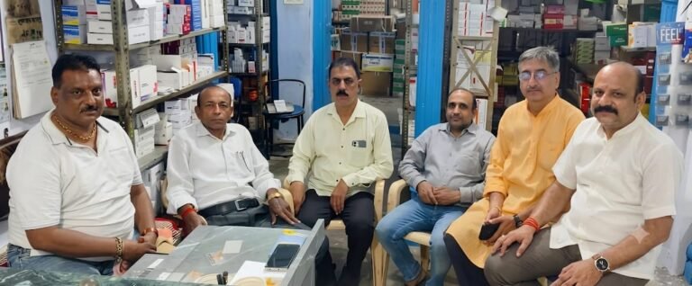 पंजीकृत दवा व्यापारियों को दस लाख रुपए की कैशलेस मेडिकल उपचार सुविधा उपलब्ध कराने की मांग को लेकर बैठक करते दवा व्यापारी