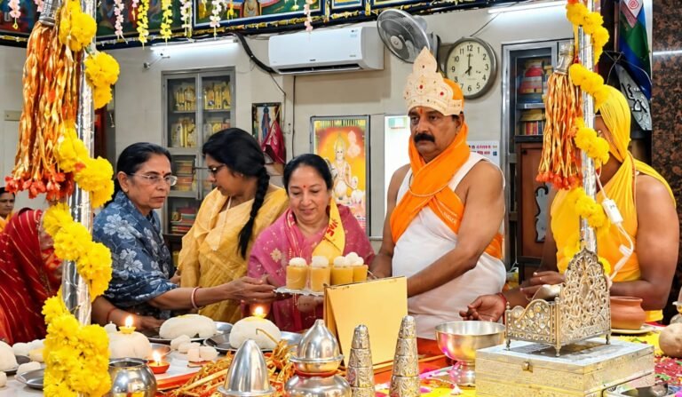 10 लक्षण धर्म के पांचवें दिन भगवान महावीर और भगवान शांतिनाथ की बही शांति धारा