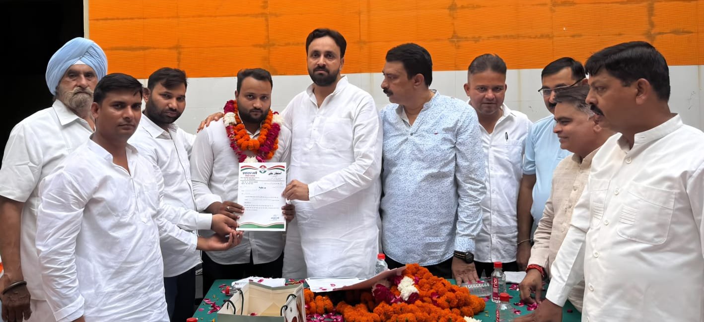 नवनियुक्त पदाधिकारियों को प्रमाण पत्र वितरित करते हेमंत प्रधान