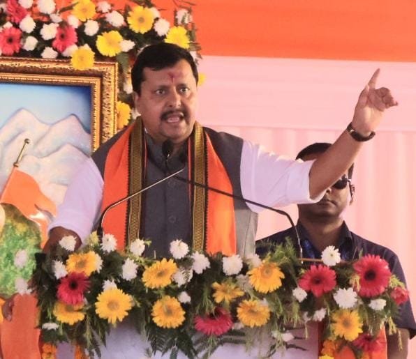 सभा को संबोधित करते नितिन नबीन