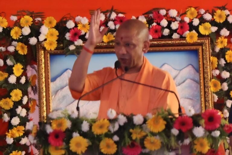 सभा को संबोधित करते मुख्यमंत्री योगी आदित्यनाथ