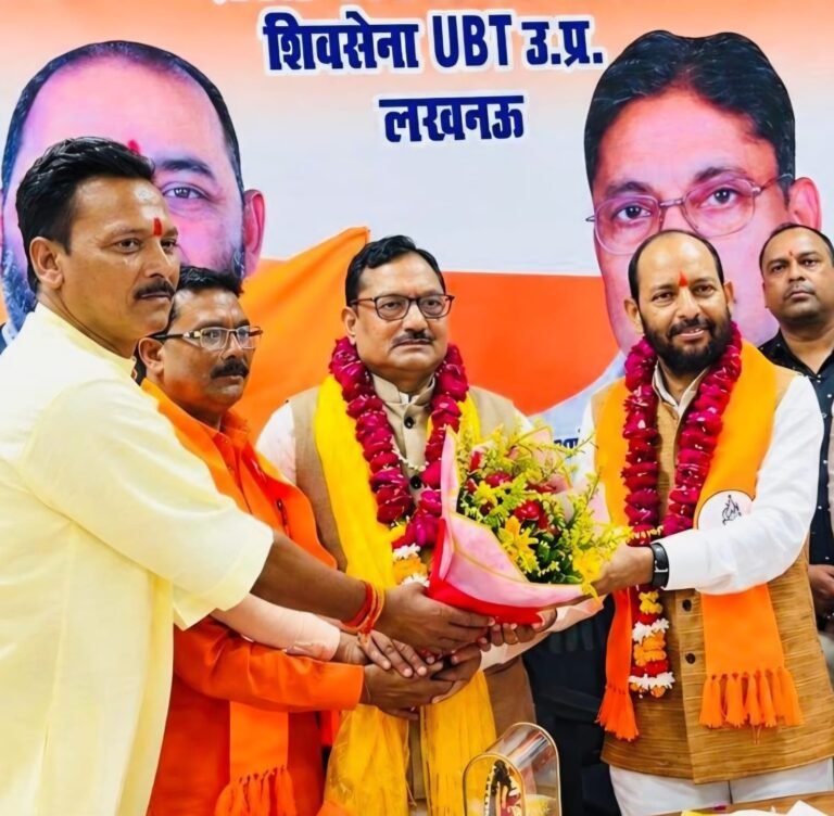 शिवसेना कार्यसमिति की बैठक में संपर्क प्रमुख का स्वागत करते प्रमुख पदाधिकारी