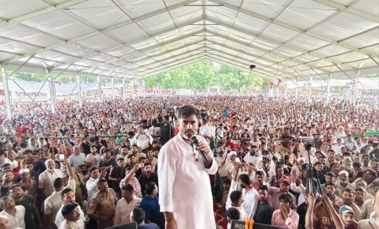विचार गोष्ठी में सम्मानित मेधावी छात्राओं को संबोधित करते सभा विधायक अतुल प्रधान