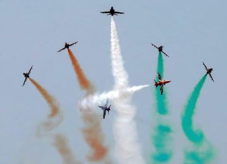 सूर्यकरण के नौ हॉक विमानों ने तीस मिनट तक दिखाए हैरतअंगेज़ हवाई करतब