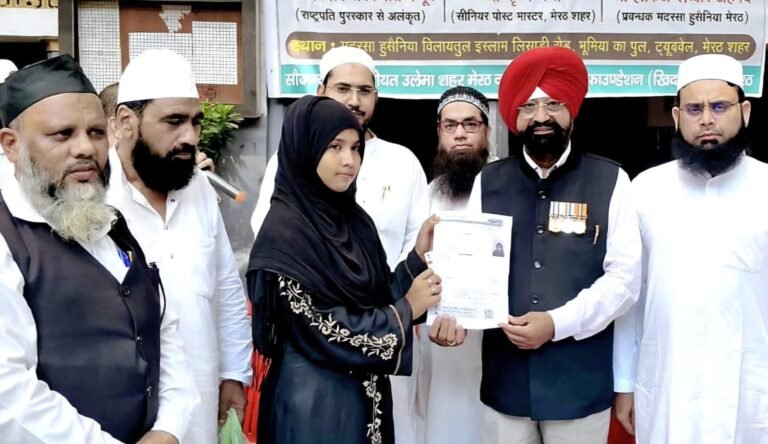 विशेष कैम्प द्वारा बनाए गए आधार कार्ड को सौंपते सरबजीत कपूर