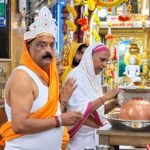 दस लक्षण धर्म के छठवें दिन पूजा आराधना करते जैन समुदाय के लोग