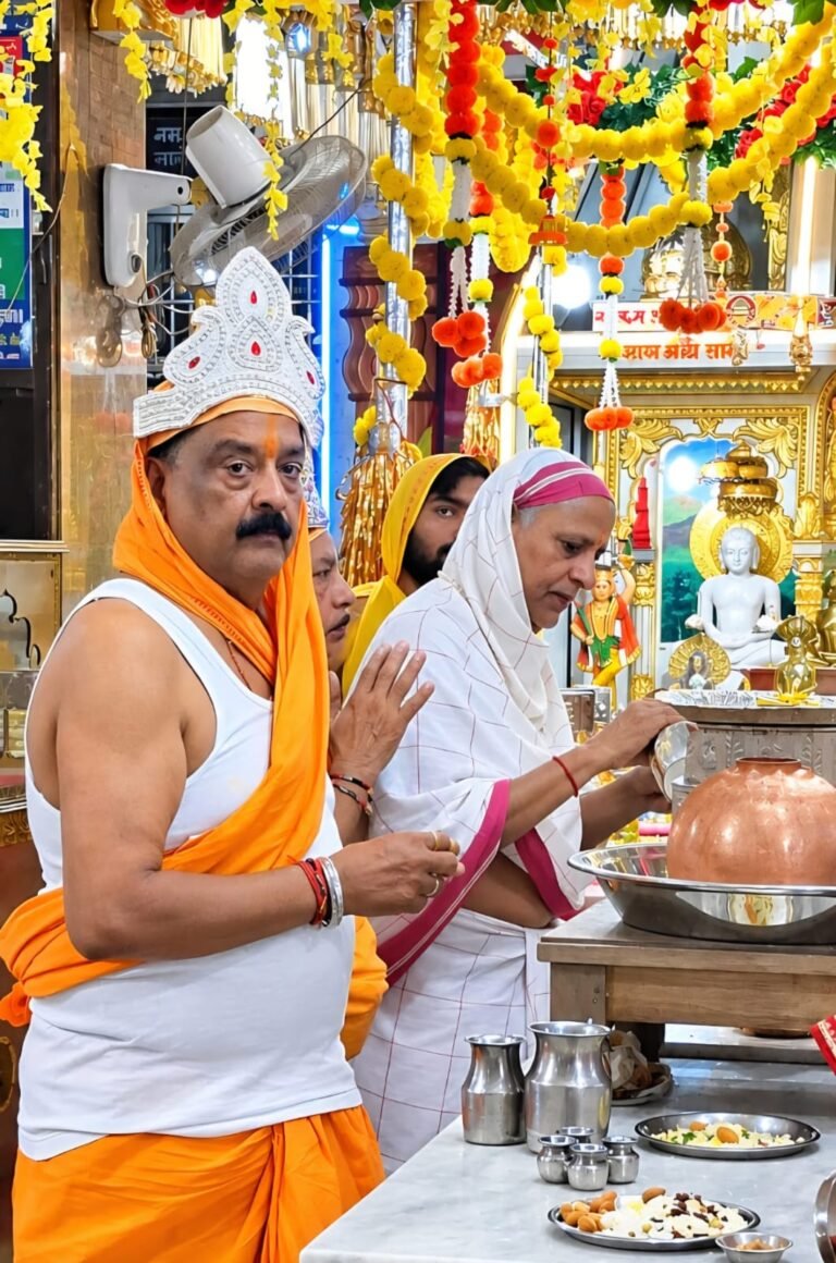 दस लक्षण धर्म के छठवें दिन पूजा आराधना करते जैन समुदाय के लोग