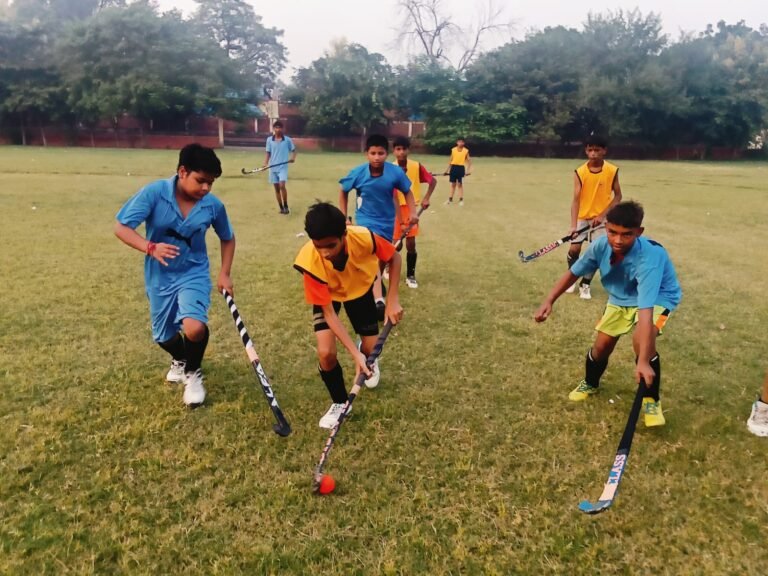 हॉकी के रोमांचक मुकाबले में अपने प्रतिभा दिखाते खिलाड़ी