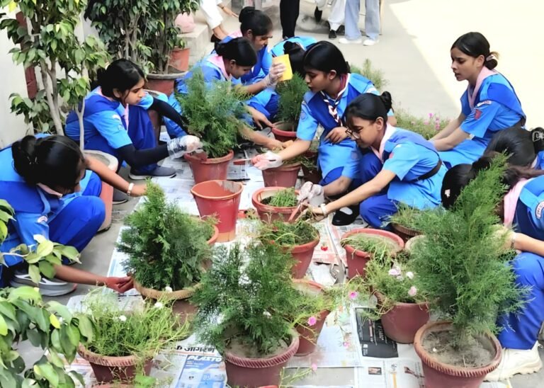 सेवा कार्य के दौरान गमलों की पुताई करती छात्राएं