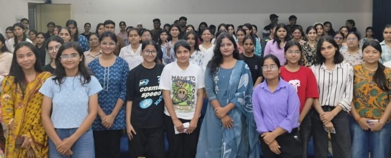 मानसिक स्वास्थ्य एवं आत्महत्या रोकथाम को लेकर आयोजित जागरूकता शिविर में शामिल लोग