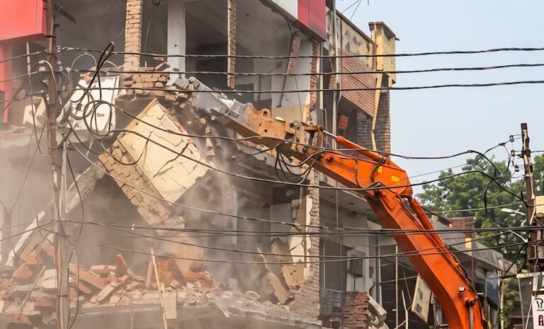 अवैध निर्माण गिराता बुलडोजर (फाइल फोटो)