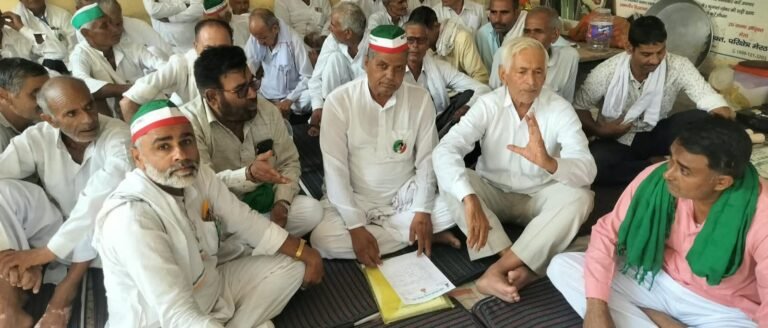 गन्ना भवन पर धरना देते किसान