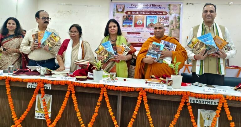 इतिहास विभाग में पुस्तकों का विमोचन करती विश्वविद्यालय की कुलपति प्रोफेसर डॉ संगीता शुक्ला
