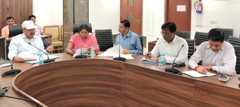 11वें आयुर्वेदिक दिवस के कार्यक्रम की तैयारी को लेकर बैठक करते जिलाधिकारी डॉ वी के सिंह