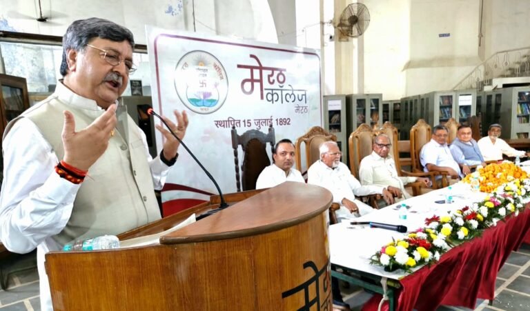 सेवानिवृत्त विदाई समारोह के दौरान अपने कार्यकाल के दिनों की चर्चा करते प्रो युधवीर सिंह