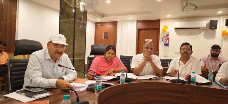 व्यापार बंधु की बैठक के दौरान सेंट्रल मार्केट और वेंडिंग जोन के मुद्दों पर जिलाधिकारी डॉ वी के सिंह ने की चर्चा