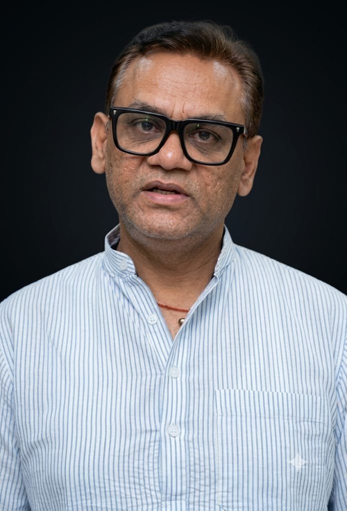सरकारी योजनाओं की जानकारी देते उत्तर प्रदेश सरकार में जल शक्ति विभाग के राज्यमंत्री दिनेश खटीक
