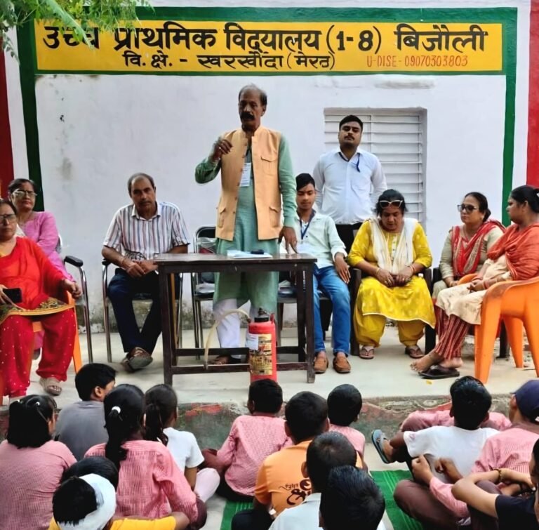 स्कूल सुरक्षा ऑडिट कार्यक्रम के दौरान आपदा प्रबंधन का प्रशिक्षण देते मुकुंदवल्लभ शर्मा