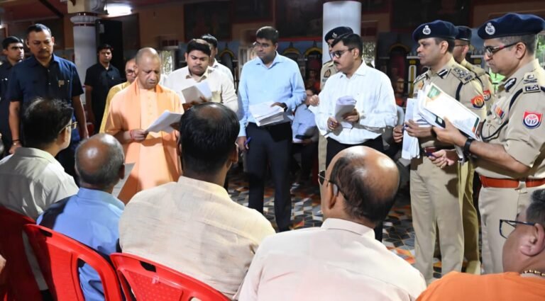 झमाझम बारिश के दौरान जनसुनवाई करते उत्तर प्रदेश मुख्यमंत्री योगी आदित्यनाथ