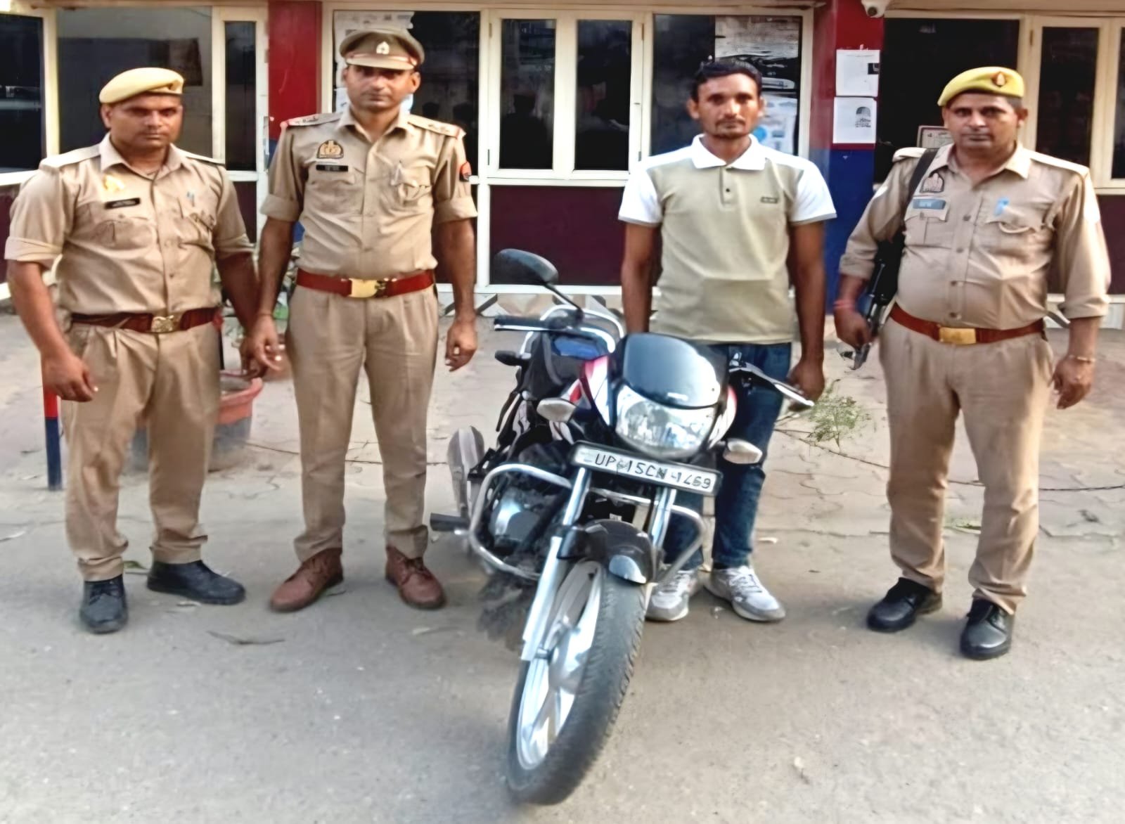 हापुड़ थाना पुलिस ने चोरी की मोटरसाइकिल सहित गिरफ्तार किया आरोपी