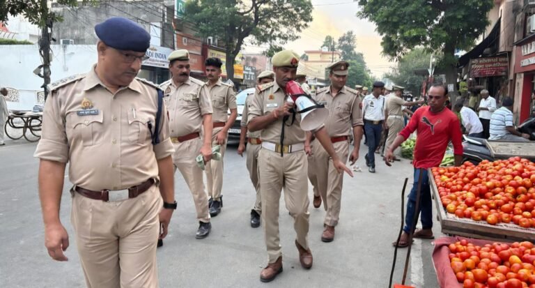 किला परीक्षितगढ़ रोड से अतिक्रमण हटाते यातायात पुलिस विभाग के अधिकारी