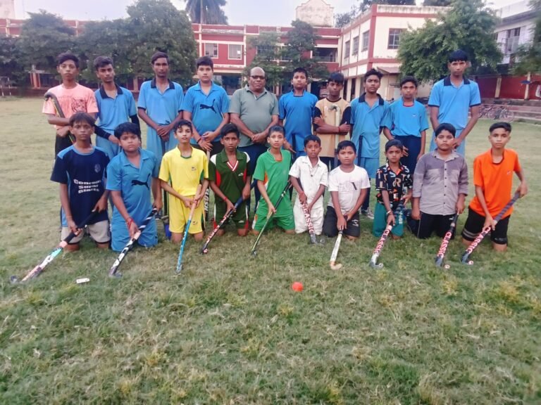विजयी टीम के साथ हॉकी कोच जोगिंदर सिंह