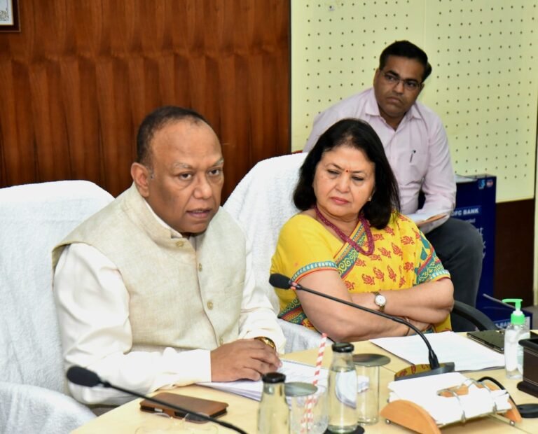 चौधरी चरण सिंह विश्वविद्यालय से संबद्ध महाविद्यालयों की बैठक को संबोधित करते अपर मुख्य सचिव अमित कुमार घोष