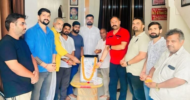 पंडित दीनदयाल उपाध्याय की जयंती पर पुष्पांजलि अर्पित करते भाजपा कार्यकर्ता