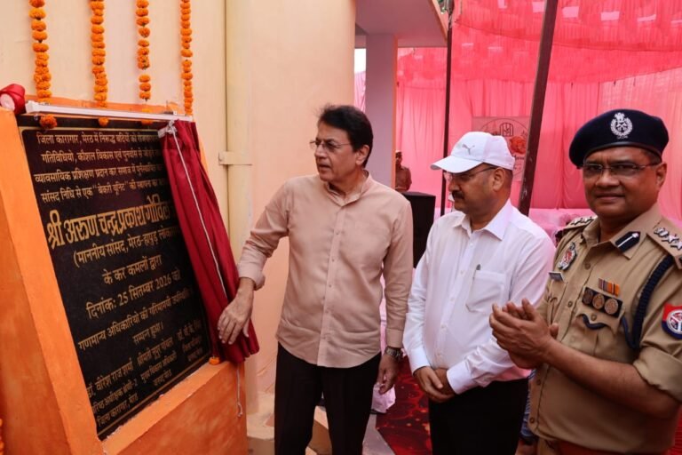 नवनिर्मित बेकरी इकाई का शुभारम्भ करते सांसद अरुण गोविल