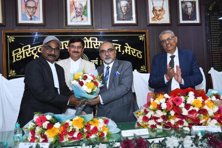 अभिनंदन समारोह में प्रशासनिक न्यायाधीश अजीत कुमार को पुष्पगुच्छ देकर स्वागत करते डिस्ट्रिक्ट बार एसोसिएशन के पदाधिकारी