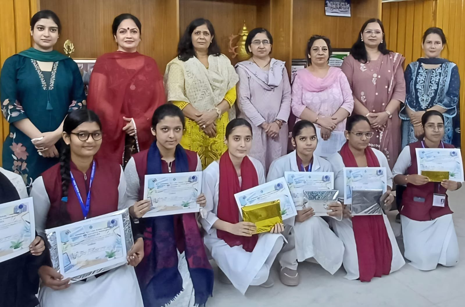 प्रतियोगिता में प्रतिभाग करने वाली छात्राओं को किया गया पुरस्कृत